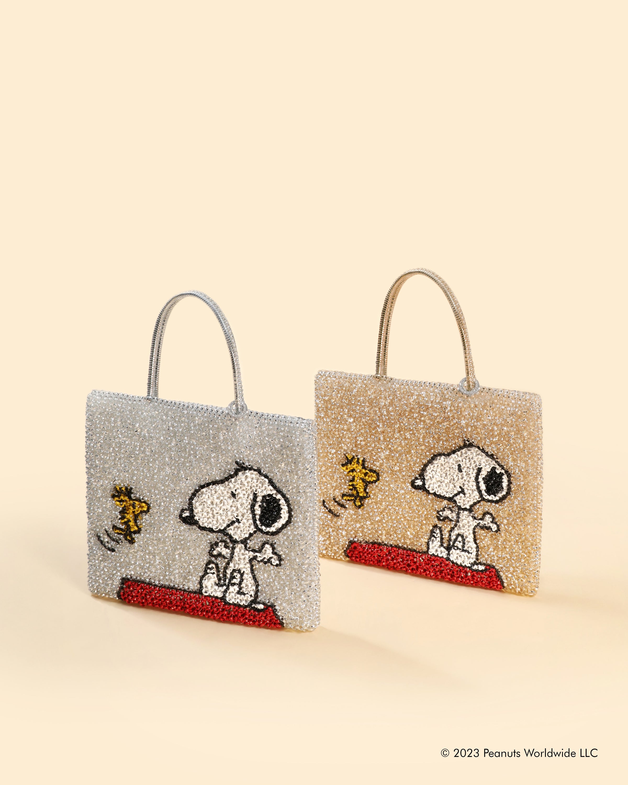 Bioworld Merchandising. Peanuts Snoopy Doghouse Handbag